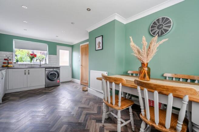 KITCHEN/DINING ROOM