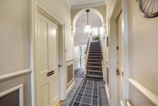 7 bed Semi-Detached for sale Image 5