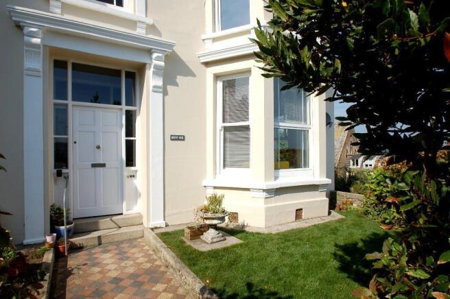 COMMUNAL ENTRANCE PORCH