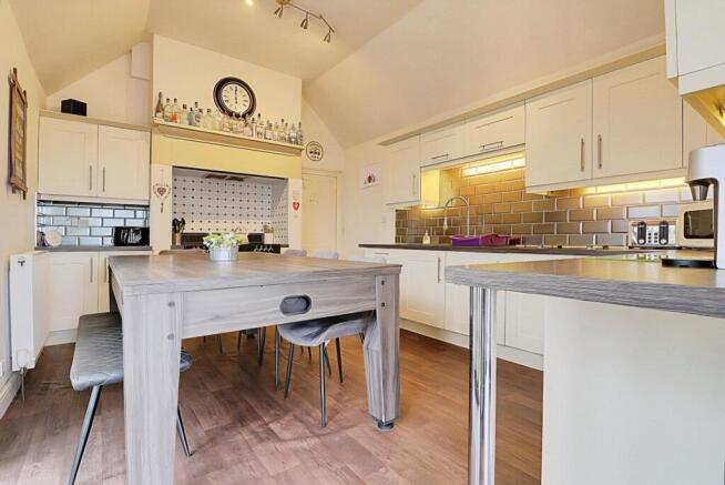 6 bed Semi-Detached for sale Image 8