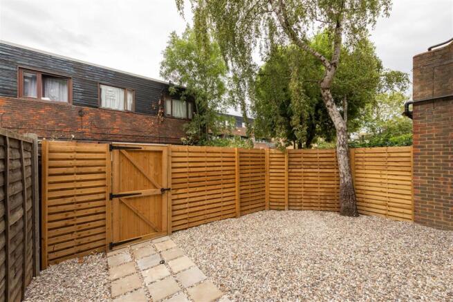 Churchfields, E18