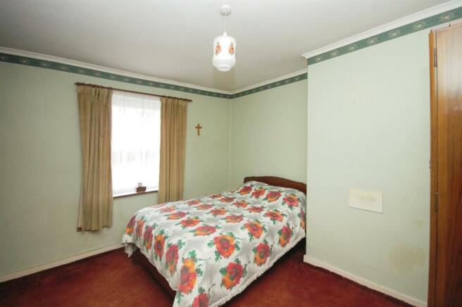 6middlerowBEDROOM1.JPG