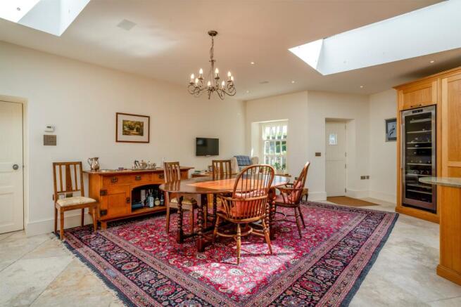 5 bed Detached for sale Image 6