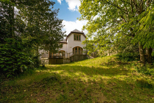 Spacious family home in Colinton set on a large p