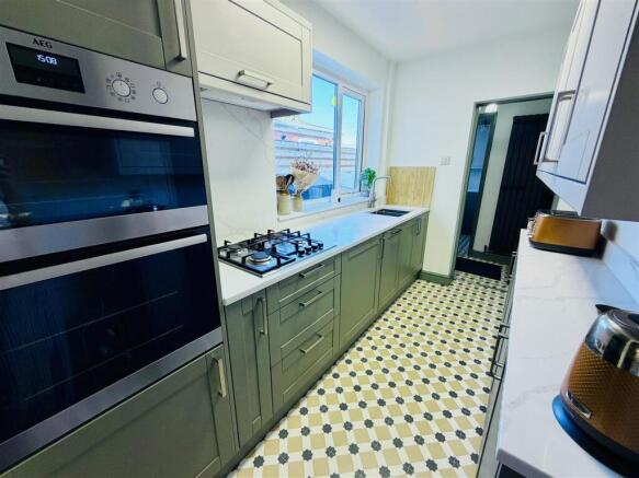 3 bed Terraced for sale Image 8