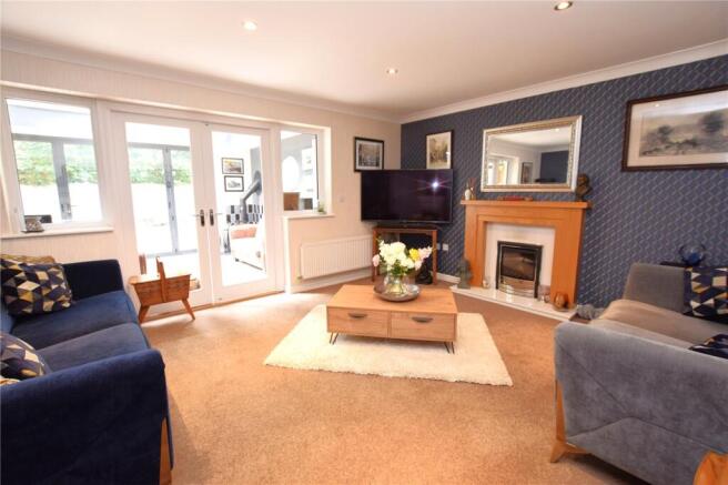 5 bed Detached for sale Image 2