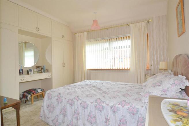 bedroom 1.JPG