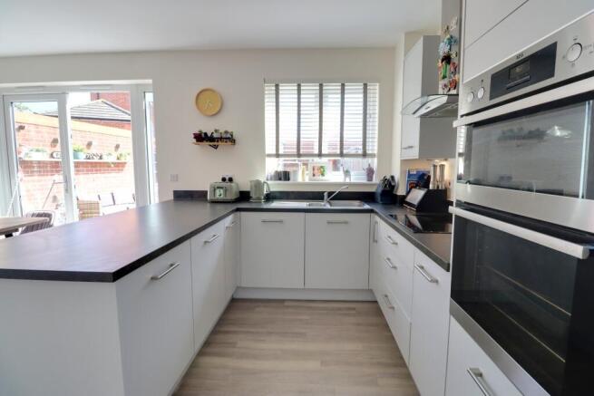 KITCHEN/DINER