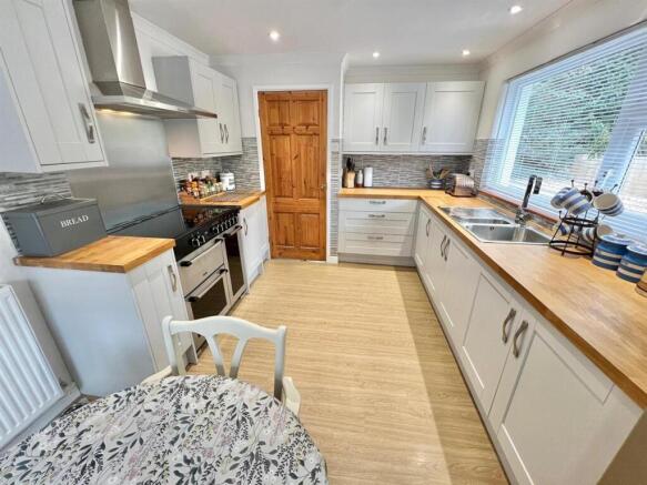 Kitchen/ Dining Room