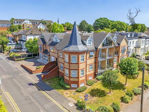 2-bed flat on Stag Lane, Buckhurst Hill, IG9, £425,000