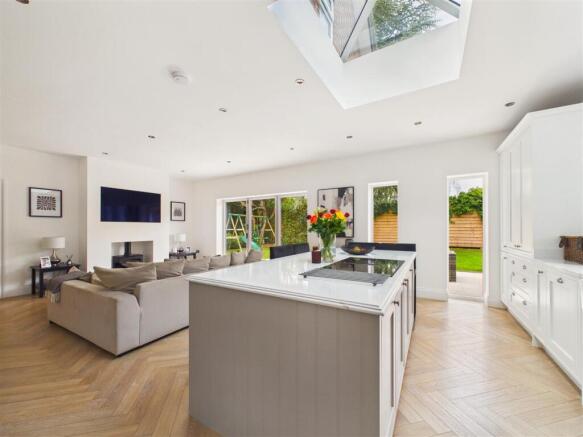 4 bed Detached for sale Image 4