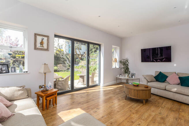 5 bed Detached for sale Image 8