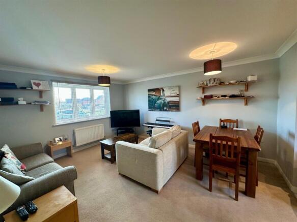 Lounge/Dining Room