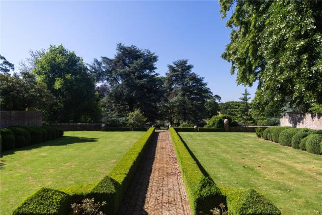 7 bed Detached for sale Image 6