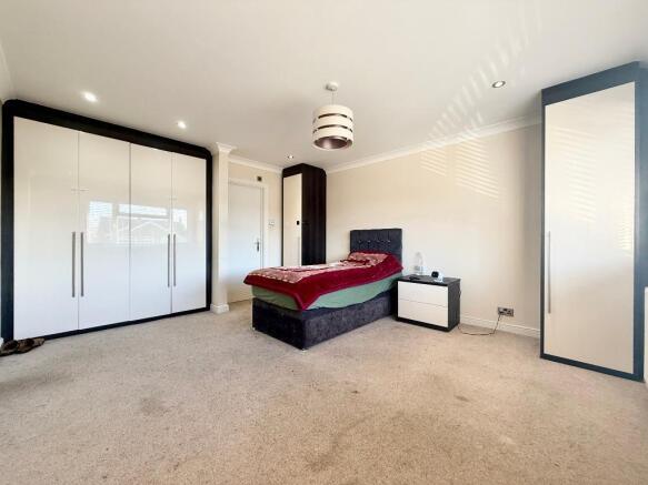 Foxbury Close, Old Bedford Road Area, Luton, Bedfordshire, LU2 7BQ photo 4