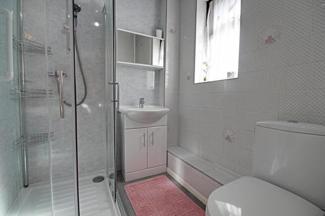 Ensuite to Bed 1
