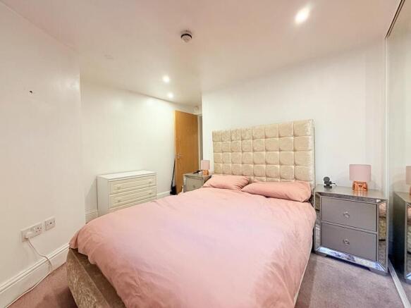 2 bed Flat for sale Image 7