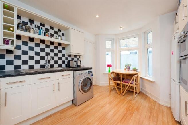 KITCHEN/LIVING