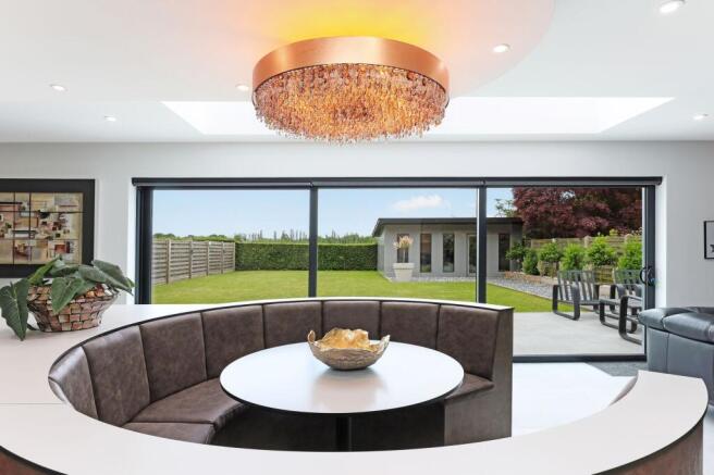 6 bed Detached for sale Image 8
