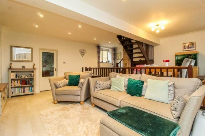 LOUNGE/DINING ROOM