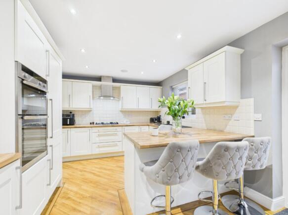 5 bed Detached for sale Image 6
