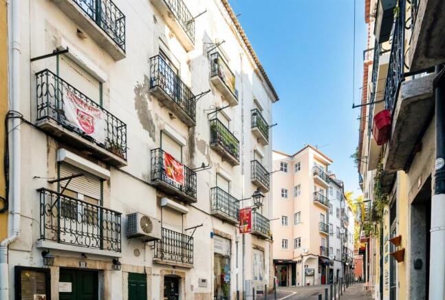 Charming Corner Building, Alfama, Lisbon