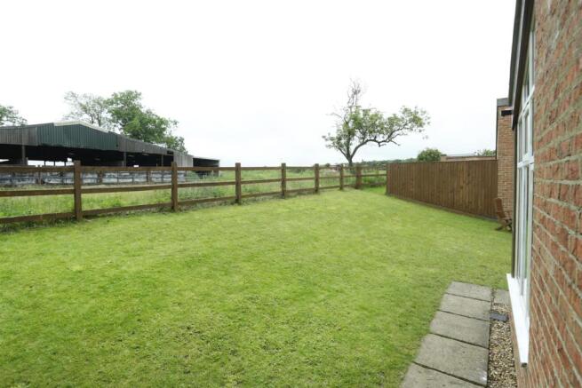 LAWNS & VIEW