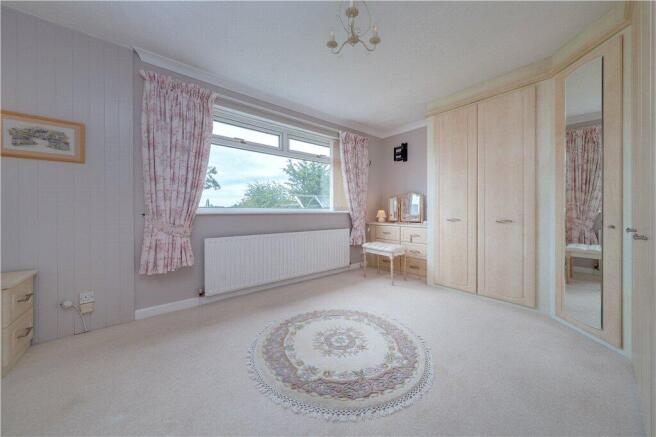 4 bed Bungalow for sale Image 9