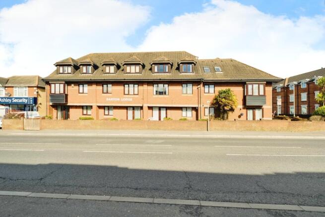 1-bed flat on Barton Lodge, Parkstone, £45,000