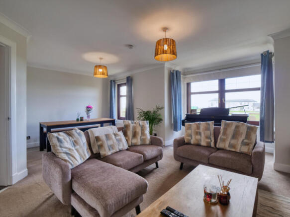 Lounge / Dining