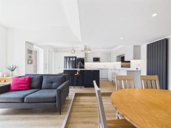 Open plan kitchen/dining/living: