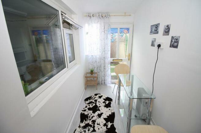 4 bed House to rent Image 8