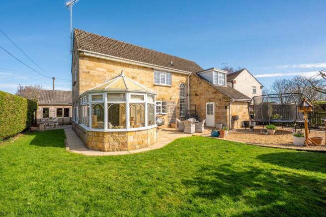 5 bed Detached for sale Image 9