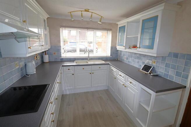 KITCHEN 2.JPG