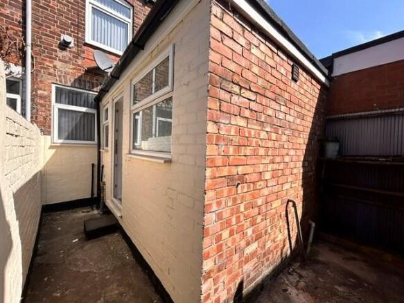 2 bed Terraced to rent Image 8