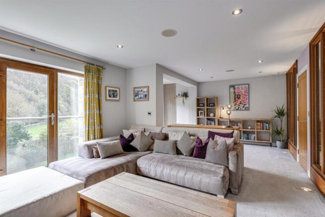 5 bed Detached for sale Image 10