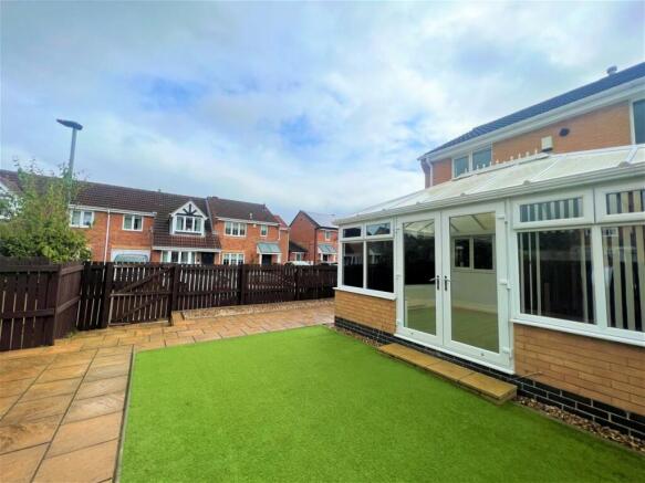 4 bed Town House to rent Image 11
