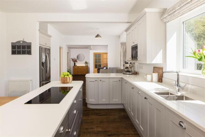 7 bed Detached for sale Image 8