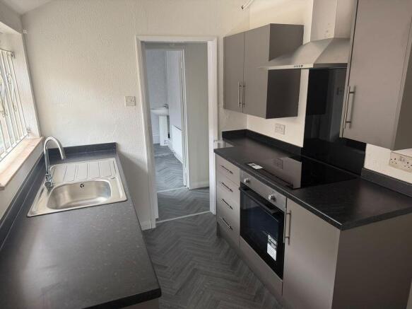 2 bed Terraced to rent Image 2