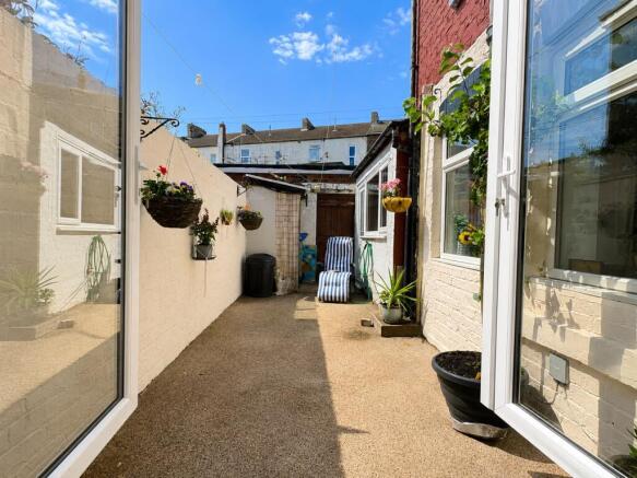 3 bed Town House for sale Image 9