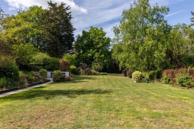 Ringley Park Avenue, Reigate photo 4