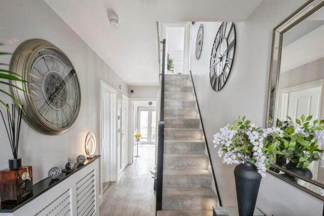 5 bed Detached for sale Image 11