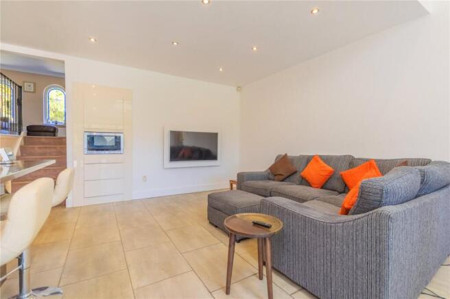 5 bed Detached for sale Image 11