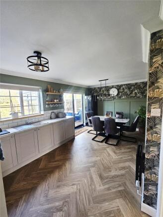 5 bed Detached for sale Image 8