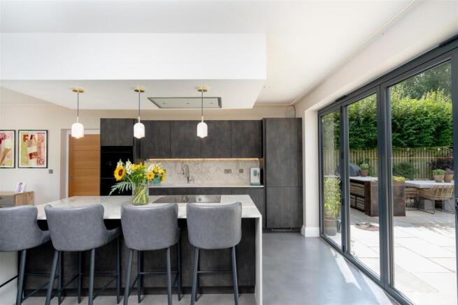 6 bed Detached for sale Image 6