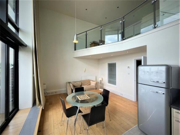 2 bed Apartment to rent Image 4