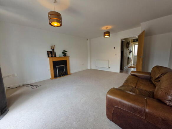 3 bed Town House for sale Image 3