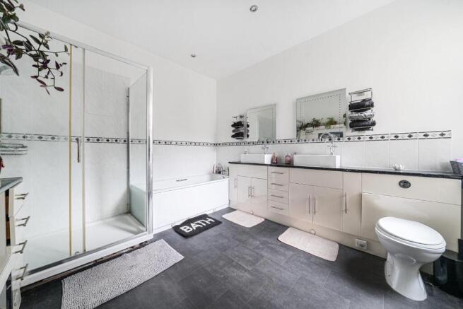 Family Bathroom (1/2)