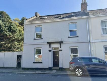 St. Levan Road, Stoke , Plymouth. Spacious 2 double bedroom flat with shared courtyard and parking sold with NO CHAIN!!