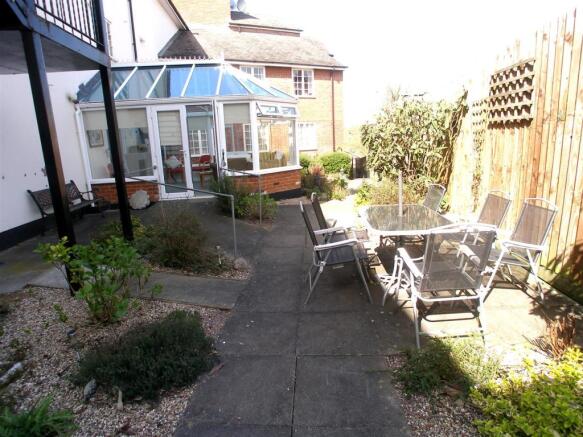 Communal Gardens & Parking